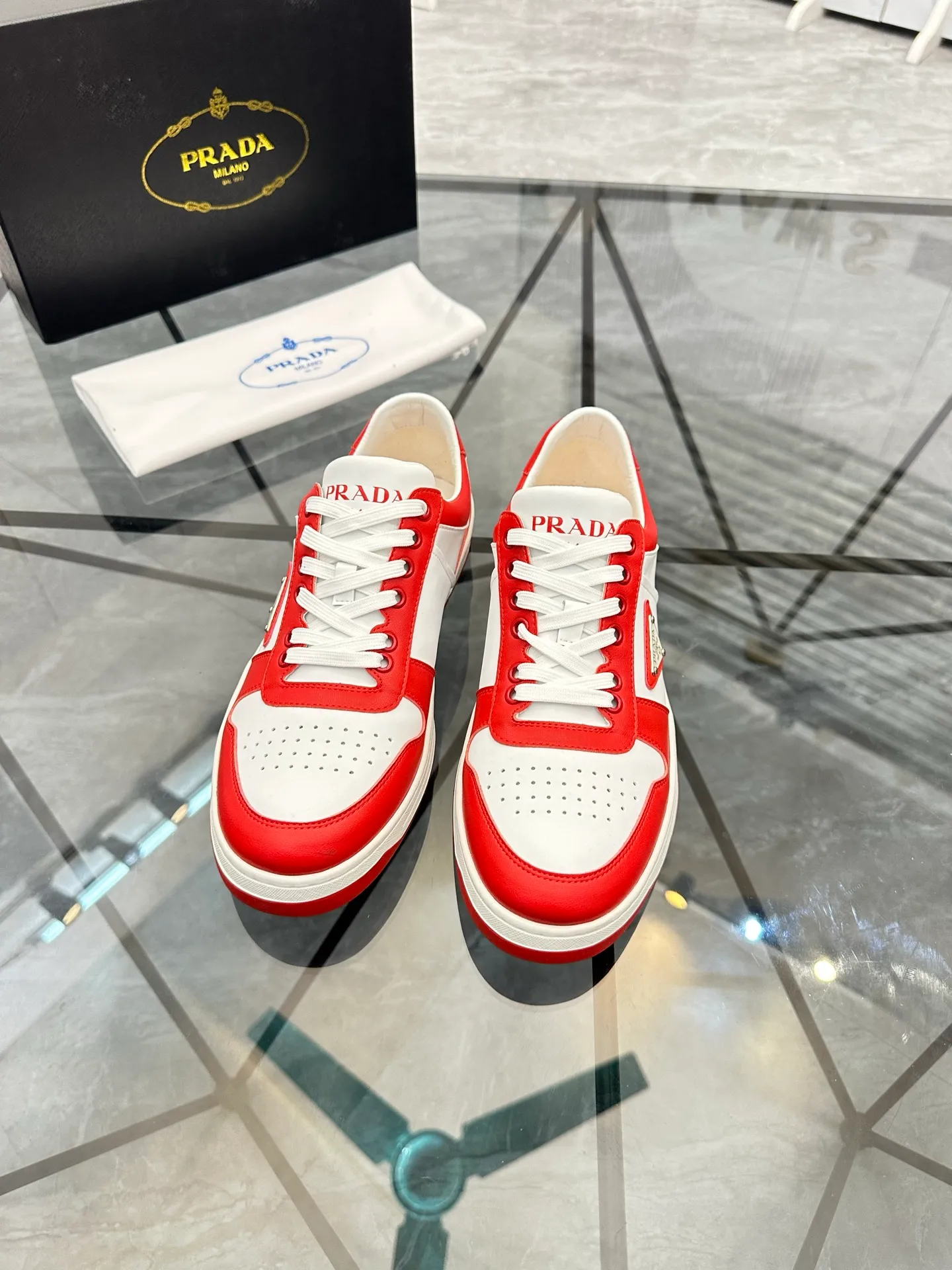 Men's shoes: 💰P400¥ Product trademark: Prada *"Prada*" low-top casual shoes Regular size: 38-44 (can be customized to 45) Product materials: imported cowhide upper, sheepskin lining, original outsole. Number: 020